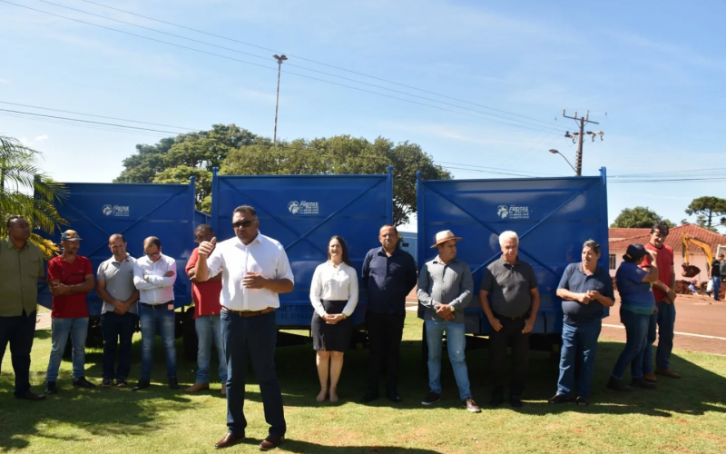 ENTREGA DE TRÊS CARRETAS AGRÍCOLAS